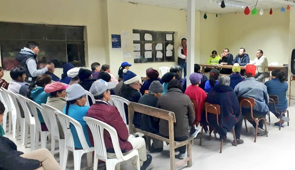 GoberLoja's tweet photo. #SeguridadCiudadana | Las Asambleas Comunitarias son un espacio de coordinación directa con nuestros ciudadanos. Junto a @PoliciaEcuador dialogamos con la Directiva de la Ciudadela Víctor Emilio Valdivieso para generar acciones que permitan fortalecer la seguridad del sector. https://t.co/uQVtC8wYLD