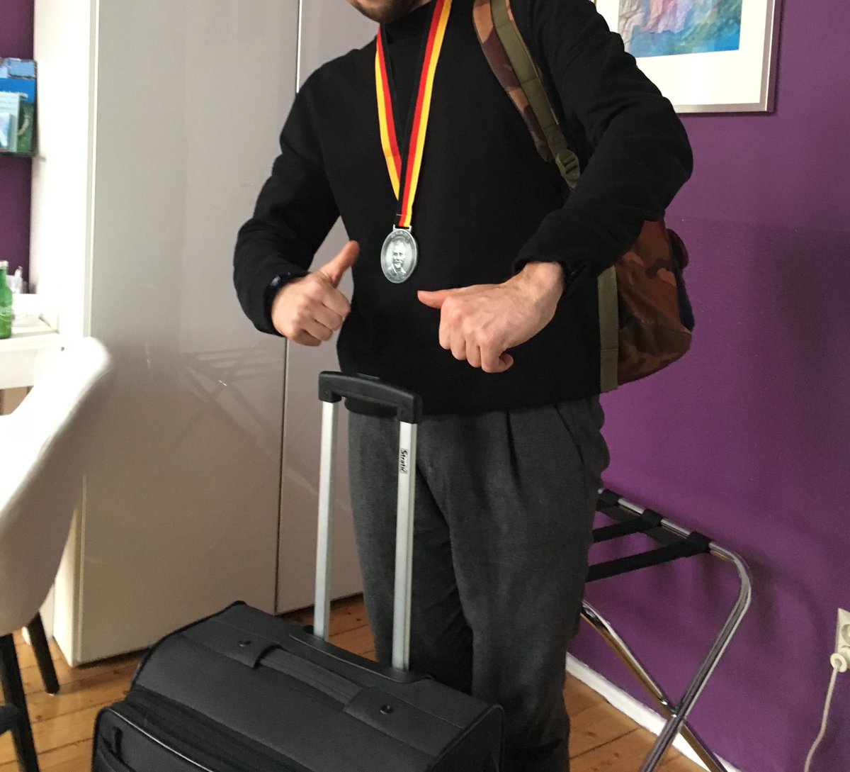 Die erste Medaille reist jetzt nach Doha zur Leichtathletik-WM. Zur Sicherheit in Wollhose. #berlinmarathon2019