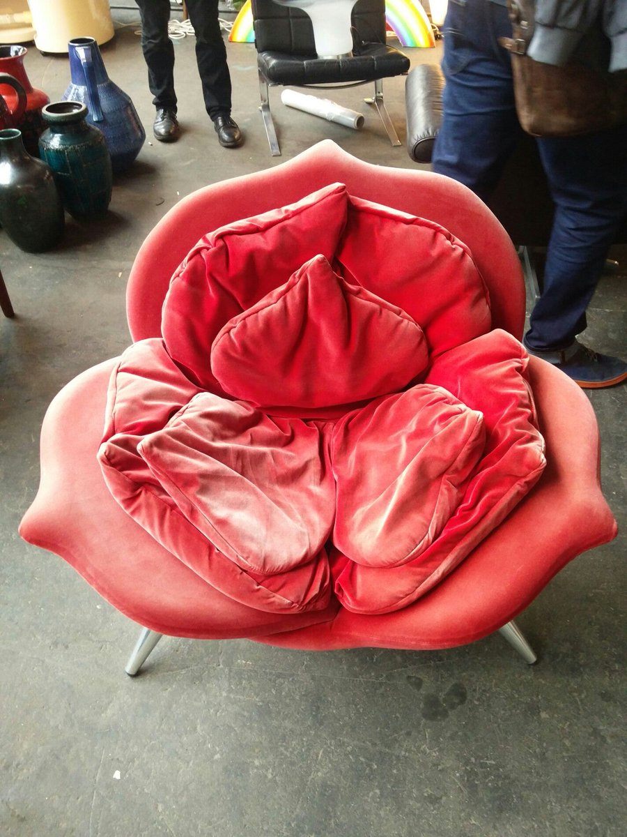 Jimbooooh's tweet photo. Stranger things chair (@ Brussels Design Market) https://t.co/iPfhfy79FX https://t.co/haK2sZ49x5