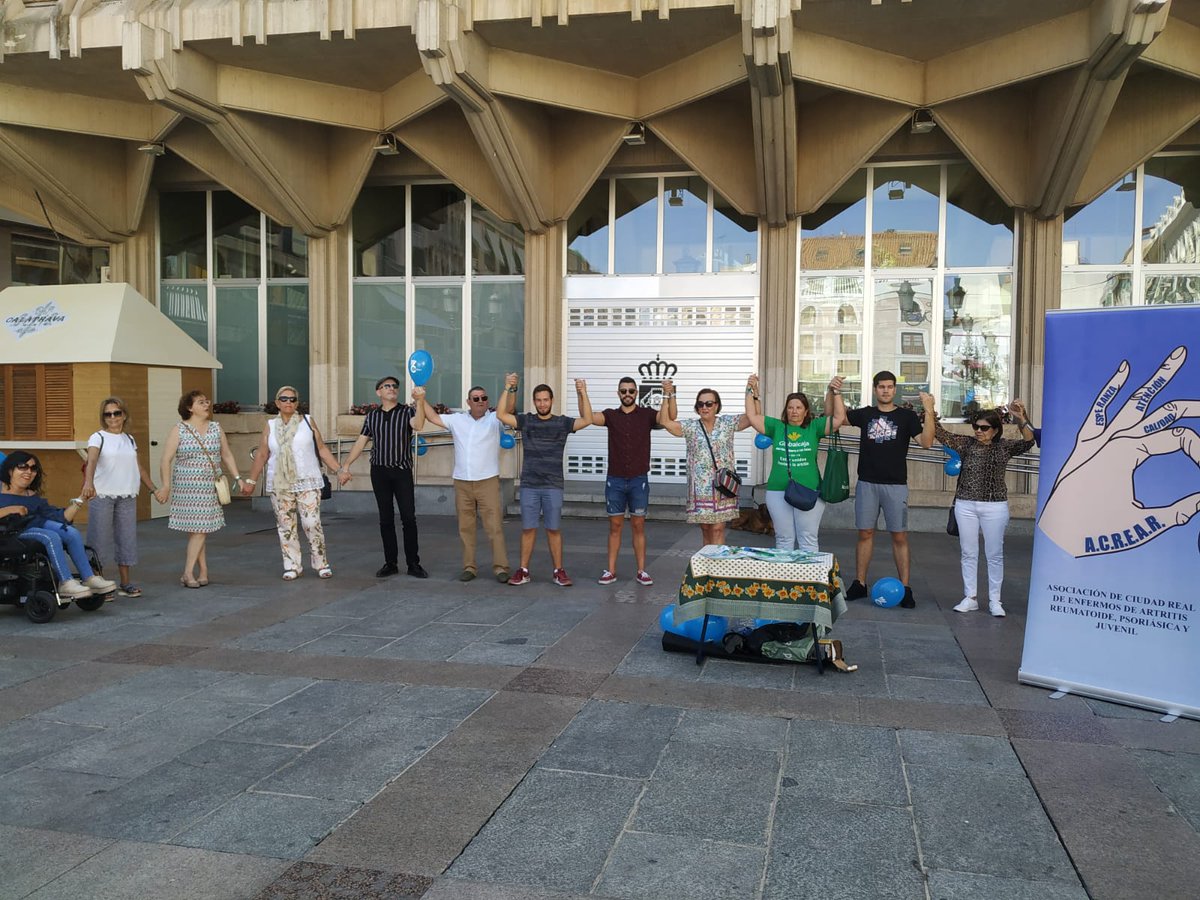 AcrearR's tweet photo. Cadena humana en Ciudad Real #Acrear #artritis #OctAR19 https://t.co/rBLHqy7DyZ