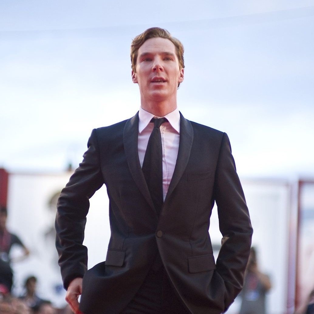 DrStrange_MD's tweet photo. "อา.. สายแล้ว" 

สตีเฟ่นก้มมองเวลาที่ข้อมือ ตอนก้าวลงจากรถเมื่อถึงสถานที่จัดงานแต่งงานที่ได้รับเชิญมาจากแฝดที่รักเขาคนหนึ่ง กับคุณไอรีน #DECRWedding 

"ไหนเขาบอกงานเล็กๆ ทำไม..มีเฮลิคอปเตอร์บินขนาดนี้อ่ะคุณ?" 

สตีเฟ่นหันไปถามความเห็นคนรักที่วันนี้ยอมให้เขาควงออกงาน @r1sherlockh https://t.co/aE5Xq9Qqmg