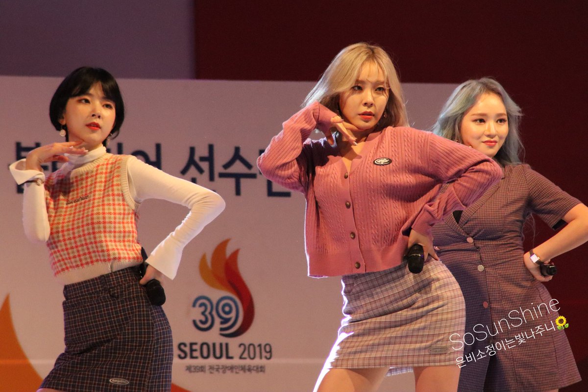 <a href="/polaris_lc/">LADIES'CODE</a> <a href="/LC__Ashley/">☁️🦦☁️</a> <a href="/LC__Sojung/">소정</a> <a href="/LC__zuny/">주니</a> 

집이 아니라서 사진 보정은 안되고....😭
일단 닉넴만 넣어서 올려봅니당
레코 사진 보고 레나잇하세요 레블리💛

#레이디스코드 #애슐리 #소정 #주니