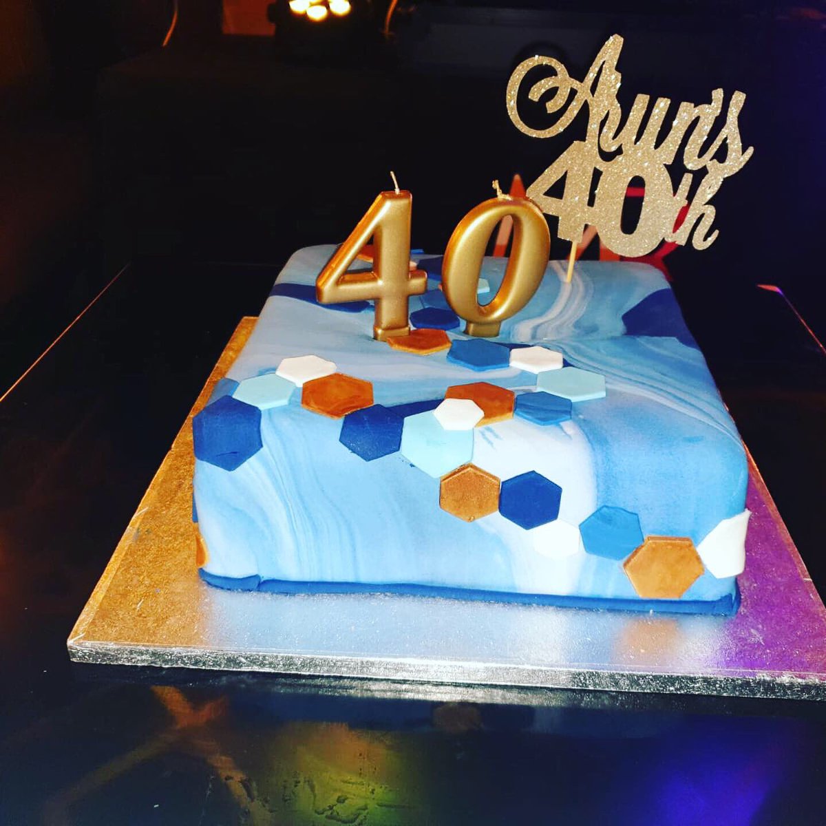 BanwaitRosy's tweet image. A blue marbled birthday cake celebrating Arun’s 40th birthday with block colour hexagons around cake.  #marbelledcake #40thbirthdaycake #smartsocialmedia #hiltoncakemaker #hiltonderbyshire #cakemaker