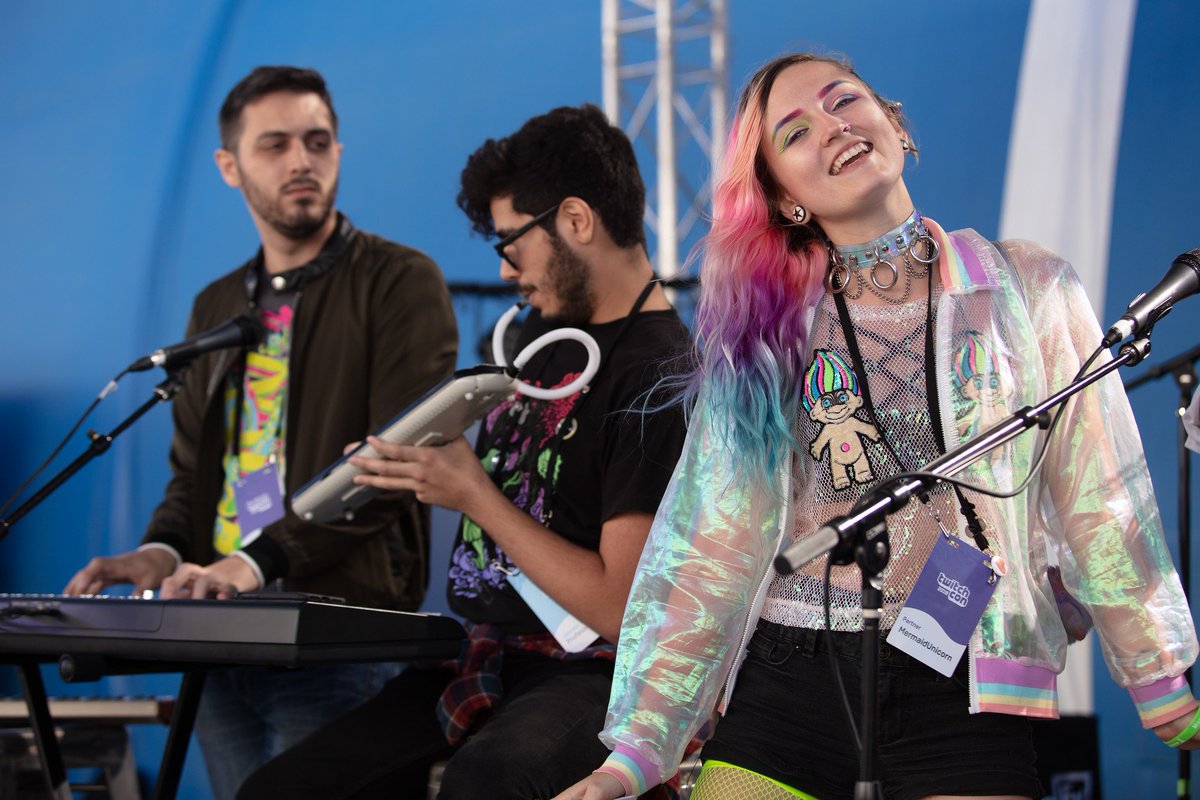 Alanna_Sterling's tweet image. #StreamStar competition TODAY @ 1:30pm PST/4:30pm EST!
I'm singing on the big stage in Glitch Theatre for a chance to win $20,000 &amp;amp; a record deal with Columbia records! 
Tune in at twitch.tv/Twitch to vote for me ❤🎶 
#mermaidunicorn #twitchcon19