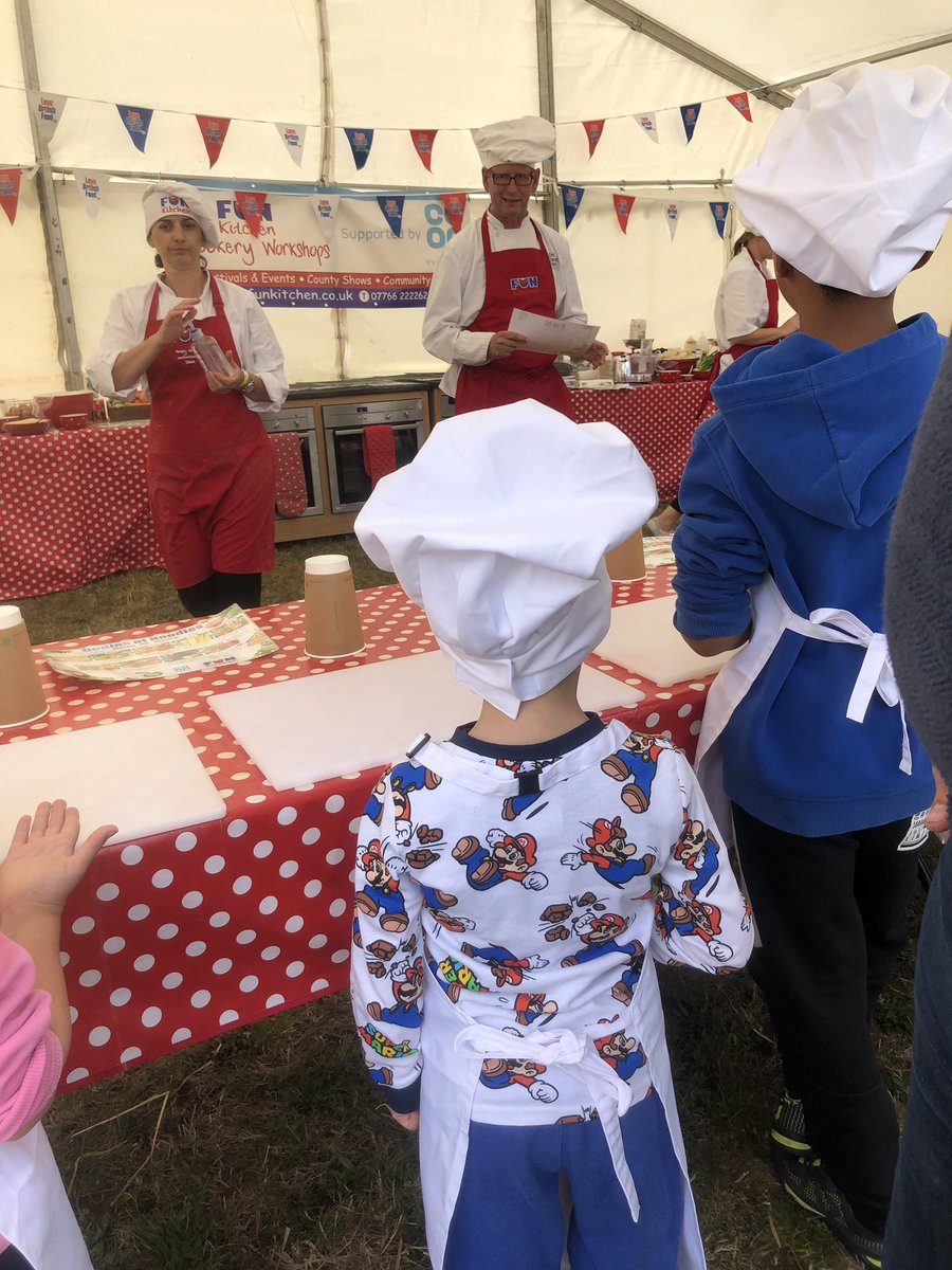 GGSMITH1979's tweet image. Our little chef! @thamefoodfest @FunKitchenDevon #thamefoodfestival #coop #funkitchen