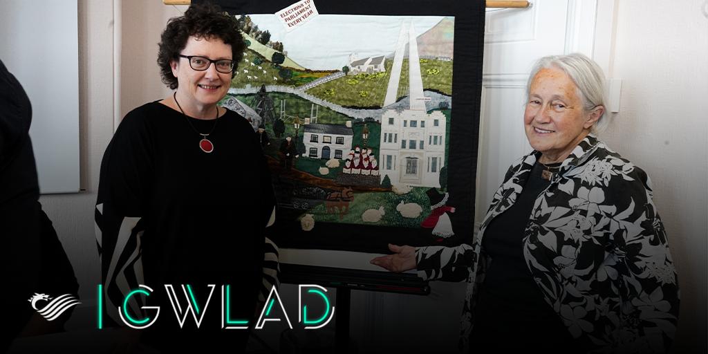 SeneddWales's tweet image. We had a fascinating discussion from Our Chartist History yesterday for #GWLAD. 

At the end of the session. @YLlywydd was presented with a special quilt to celebrate 20 years of devolution.

Diolch yn fawr iawn Dr Elin Jones for presenting this special gift.

#Devolution20