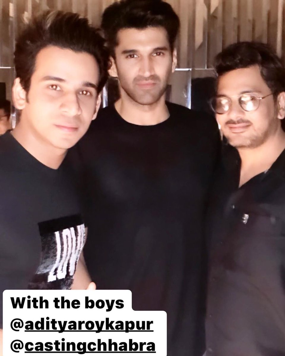 teamadityafc's tweet photo. Aditya roy Kapur clicked with fans last night in #DreamGirl success party. https://t.co/pbTIKDvDtI