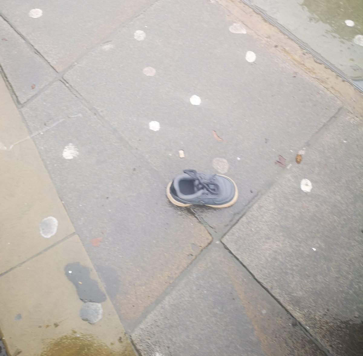 LeagueCharities's tweet photo. On the way home from the Royston Vasey #TheLeagueofGentlemem meetup and of course what do I see... A lone shoe! 😂 Ssshhh don't tell David 🤫🤫🤫 #DiddleDiddleDumpling #InsideNo9 https://t.co/DXoWF5w86U