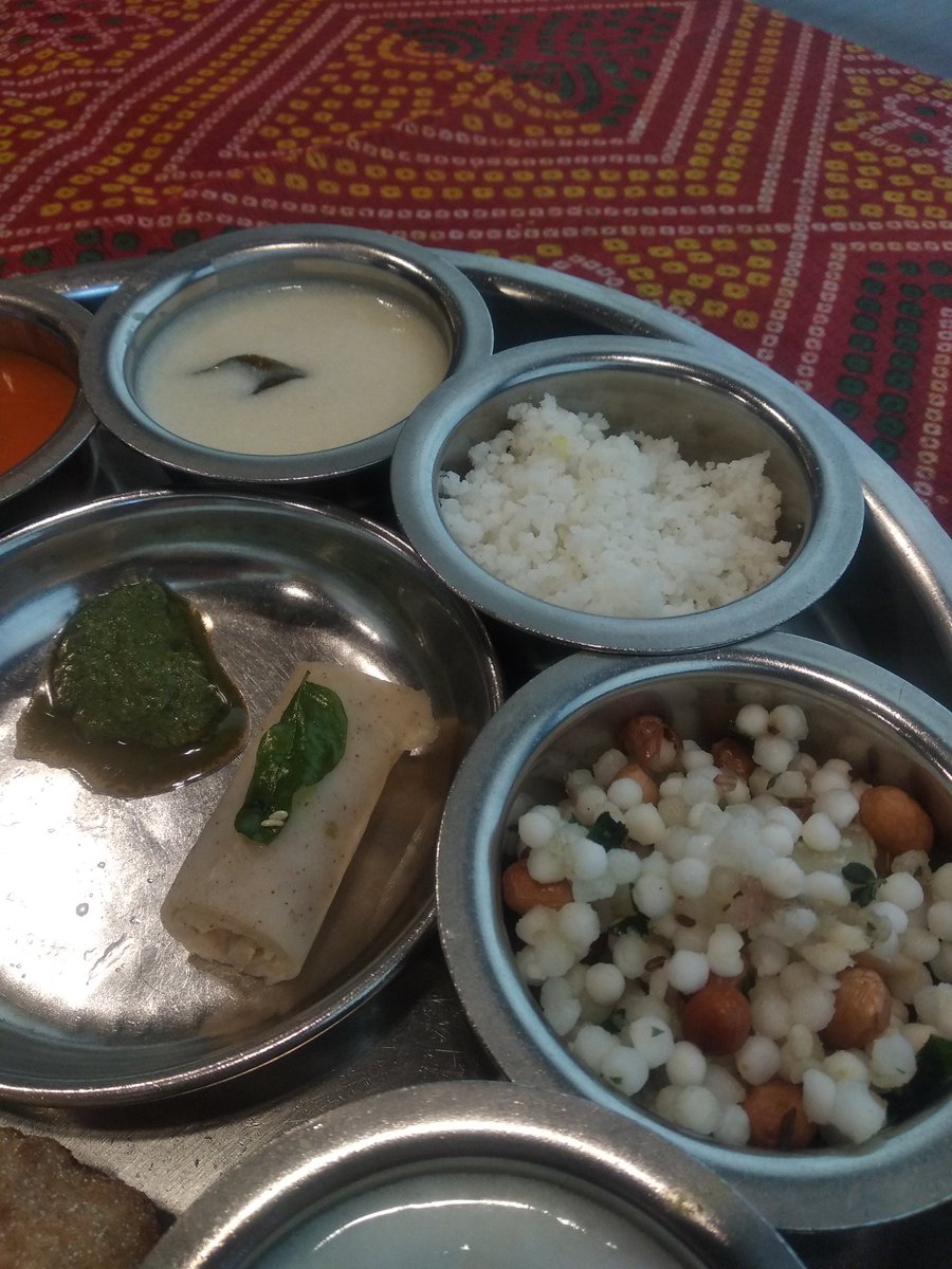 NamrataSadhvani's tweet photo. Navratri special #VratThali for lunch today - sheer delight. The Rajgira rotis, shrikhand and kache kele ki sabzi are beyond yummylicious 😋 On for the 9 days of the festival, go indulge now!
#OnlyAtRajdhani @Rajdhani_Thali
@HiHyderabad @Foodaholix @Atulmaharaj #Hyderabad https://t.co/cgyB7cgldZ