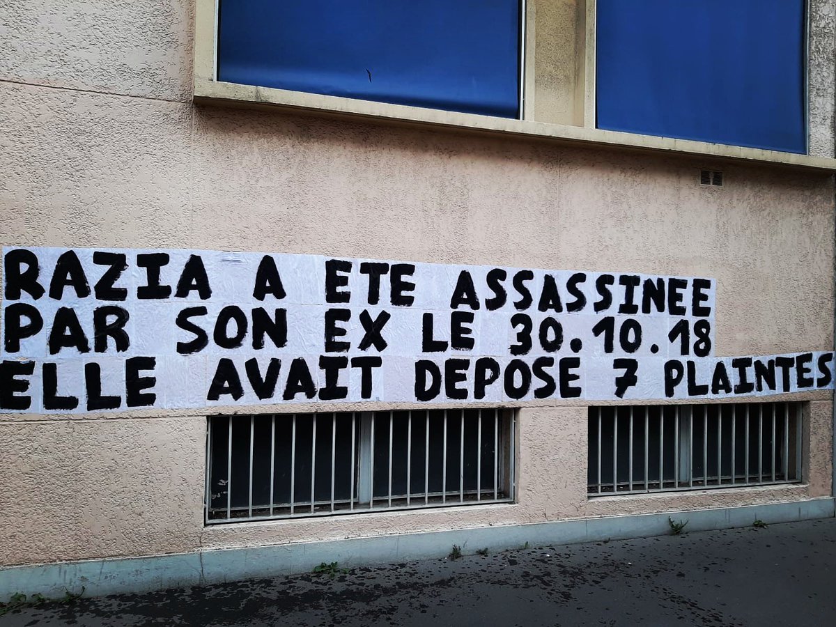 Margueritestern's tweet photo. Elle avait déposé 7 plaintes et déménagé (en changeant de ville) 3 fois.
L'État aurait dû la protéger. https://t.co/WH4A7PSum0