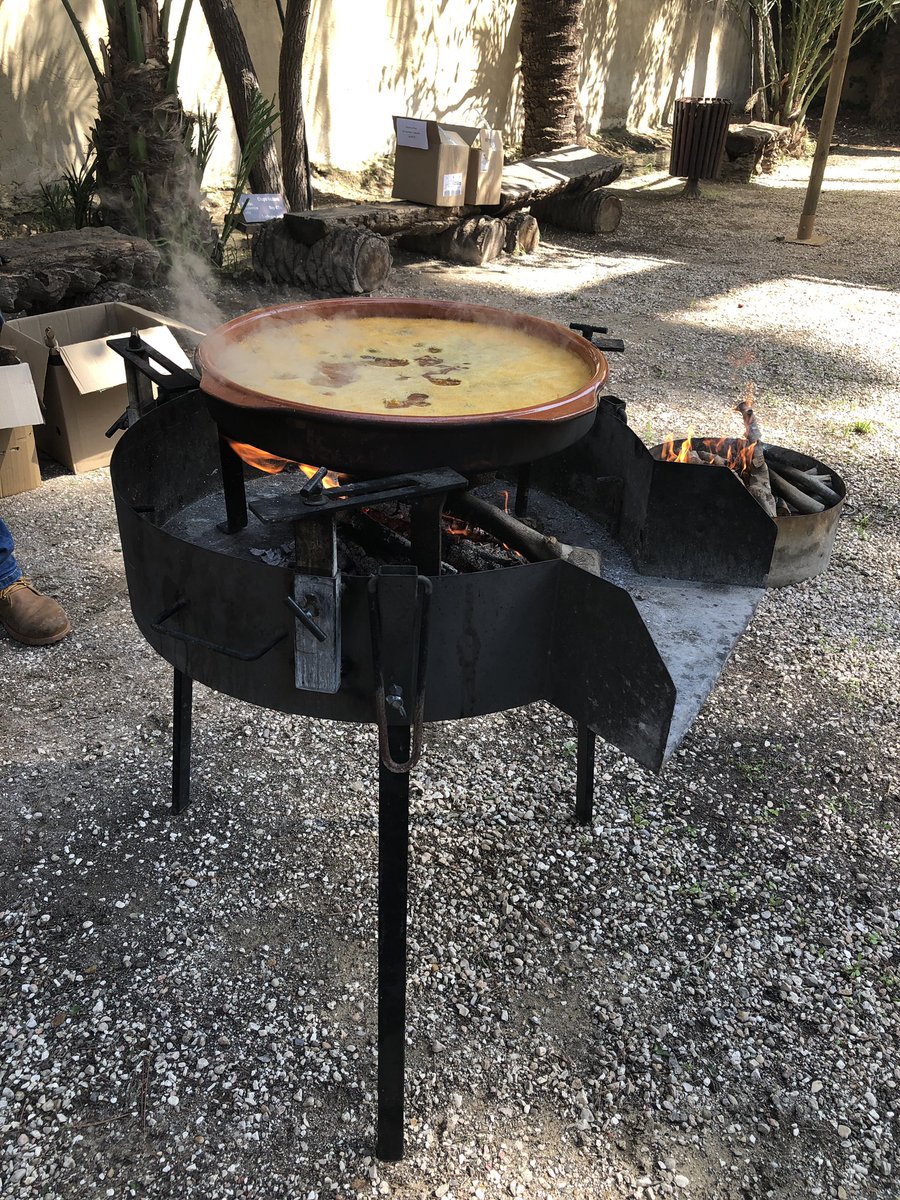 SaboreaElche's tweet photo. @spain @SaboreaEspana @GastroTuriSpain @eatlikeagirl Y desde #Elche un arroz con costra a la leña, con costrera tradicional. 😋😋😋🔝🔝🔝 https://t.co/BpHPR2d74N