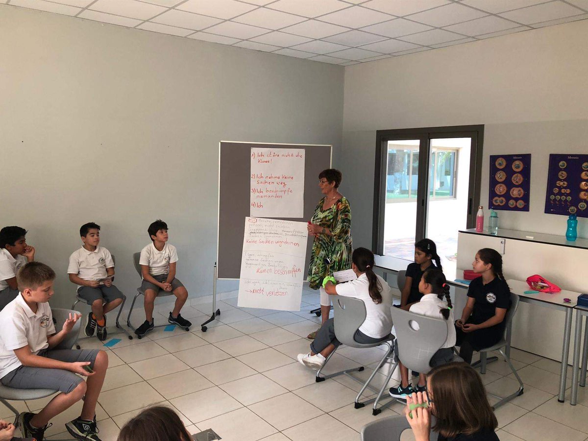 DisSharjah's tweet photo. Project to strengthen the class community... against mobbing and bullying... #diss #giss #bullying https://t.co/F0TsN3ZHk2