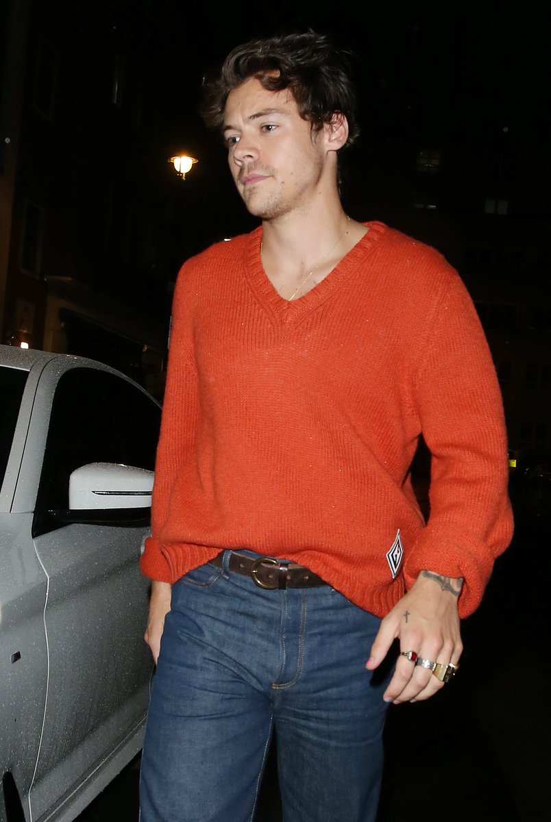 hsdcandids's tweet photo. Harry leaving dinner last night in London - September 28 https://t.co/xwXKXUF9AI