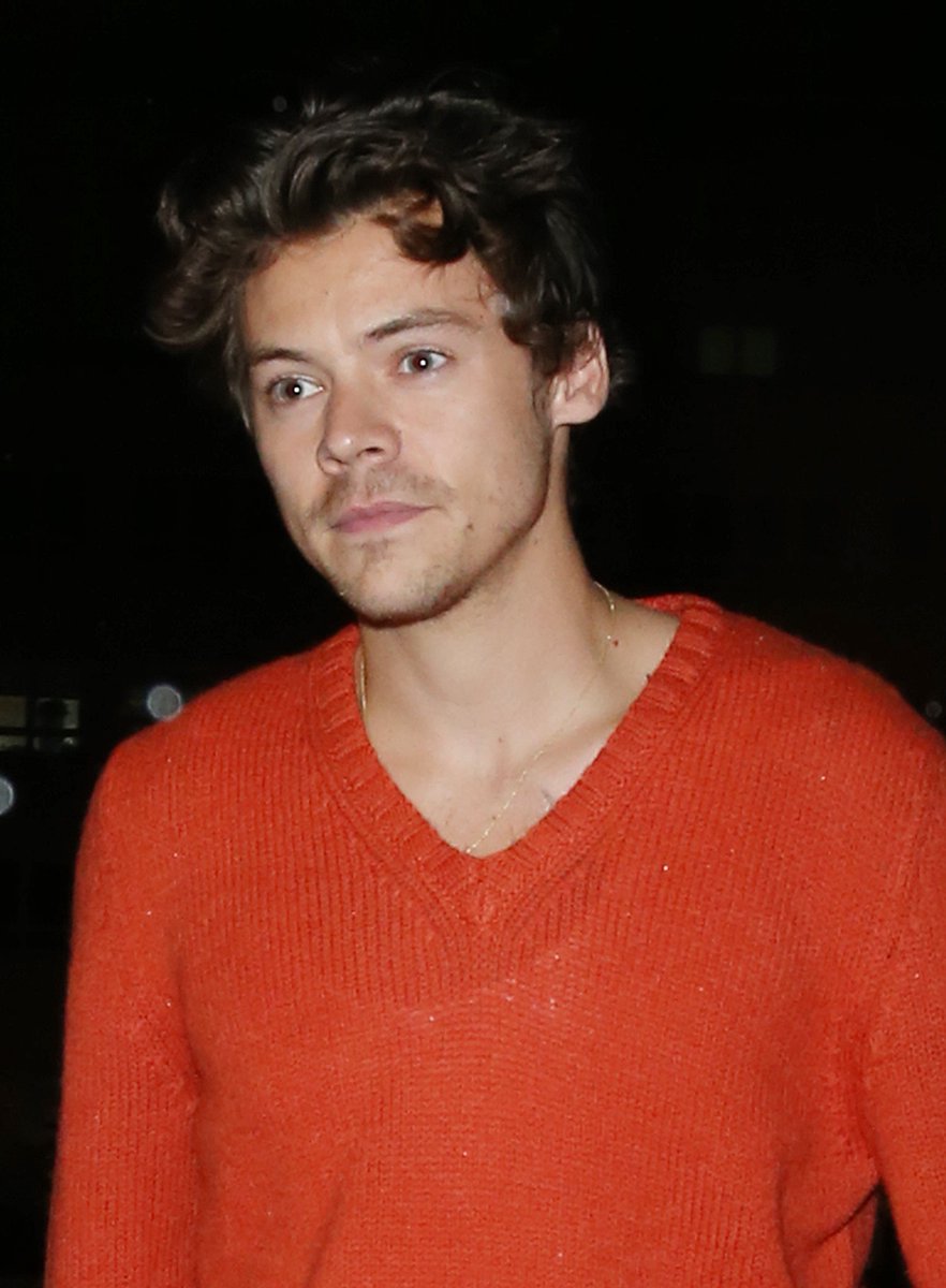 hsdcandids's tweet photo. Harry leaving dinner last night in London - September 28 https://t.co/xwXKXUF9AI