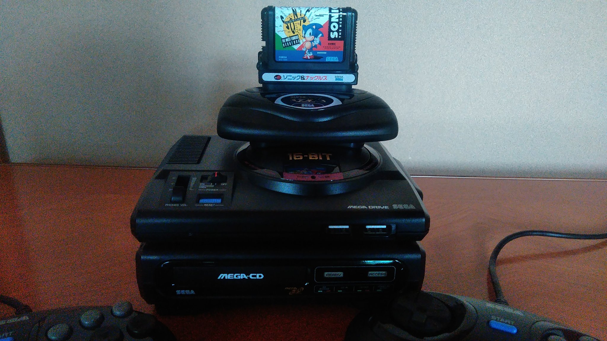 とり メガドライブミニｗ と メガドラタワーミニ を合体 メガドライブ 現役の当時 ｍｄ ｍｃｄまでしか達成できなかったが ミニサイズでｍｄ最終形態がついに実現できたーーー T Co Qv4o2elkju Twitter