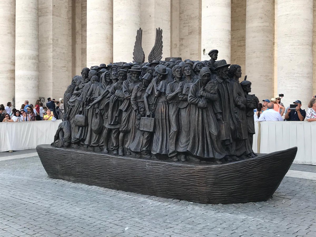 Памятник святого петра. Статуи Ватикана. Площадь Святого Петра памятник. Статуя Святого Петра в Ватикане.