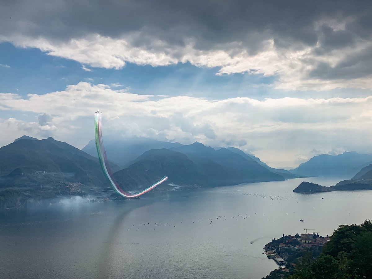 Beautiful air show of the #freccetricolori seen from Plesio #lakecomo