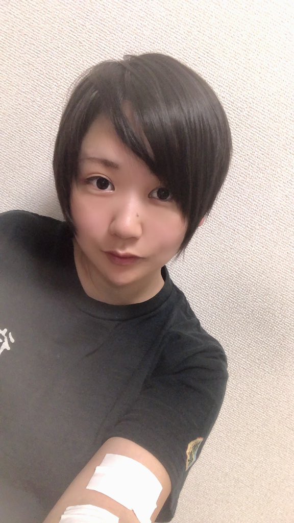 遙 筝鵺 ノーメイク注意 ホントもう眠いから眉毛辛うじて書いただけなんだけど 今日国家試験の柔道の為に髪の毛バッサリ 切って後ろ刈り上げてきた W 気合い入れて頑張るぞー 練習部活並みにやってるから筋肉痛と腱鞘炎がやべぇ