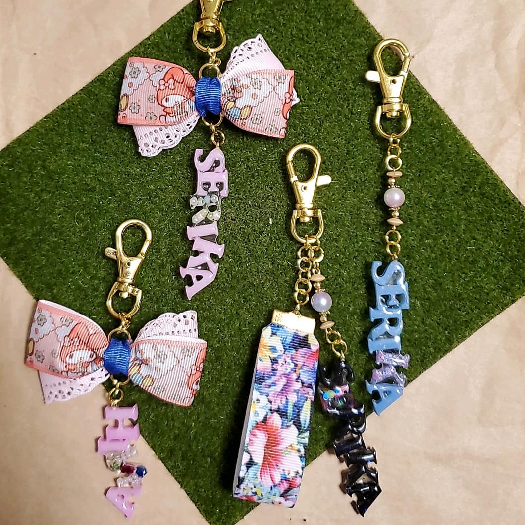 Usagi Twitterren オーダーのネームキーホルダー ハンドメイド 핸드메이드 レジン 레진 ぷらばん 플라수틱판 ネームキーホルダー 畜光パウダー グログランリボン