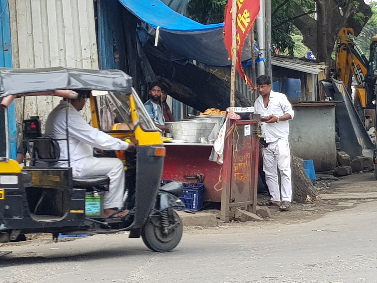 mid_waytimes's tweet photo. @mybmc @mybmcWardPS @mybmcSWM @MCGM_BMC @bmcmumbai @MantralayaRoom @mybmcHealthDept @MoHFW_INDIA @CVSHealth #Praveenpardeshi sir Asst.comm. P-SOUTH ward #Devidas Kshirsagar how well your department is fooling to the citizens. Removing away encroachment & next day as it is. https://t.co/onchEyhm75