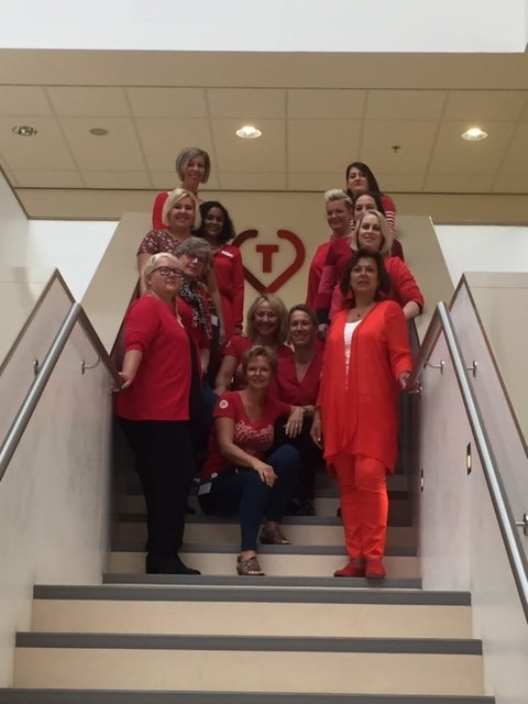 thoraxtwente's tweet photo. Dress Red Day 2019. Dr. Marlies Kok, cardioloog i.o. @ziekenhuisMST, deed tijdens haar promotietraject onderzoek naar het verschil tussen vrouwen en mannen na het succesvol plaatsen van stents.
Lees meer op https://t.co/BEVFR8ZGtP
#dressredday #zorg #cardiologie #hartcentra https://t.co/WeAmUZTkag