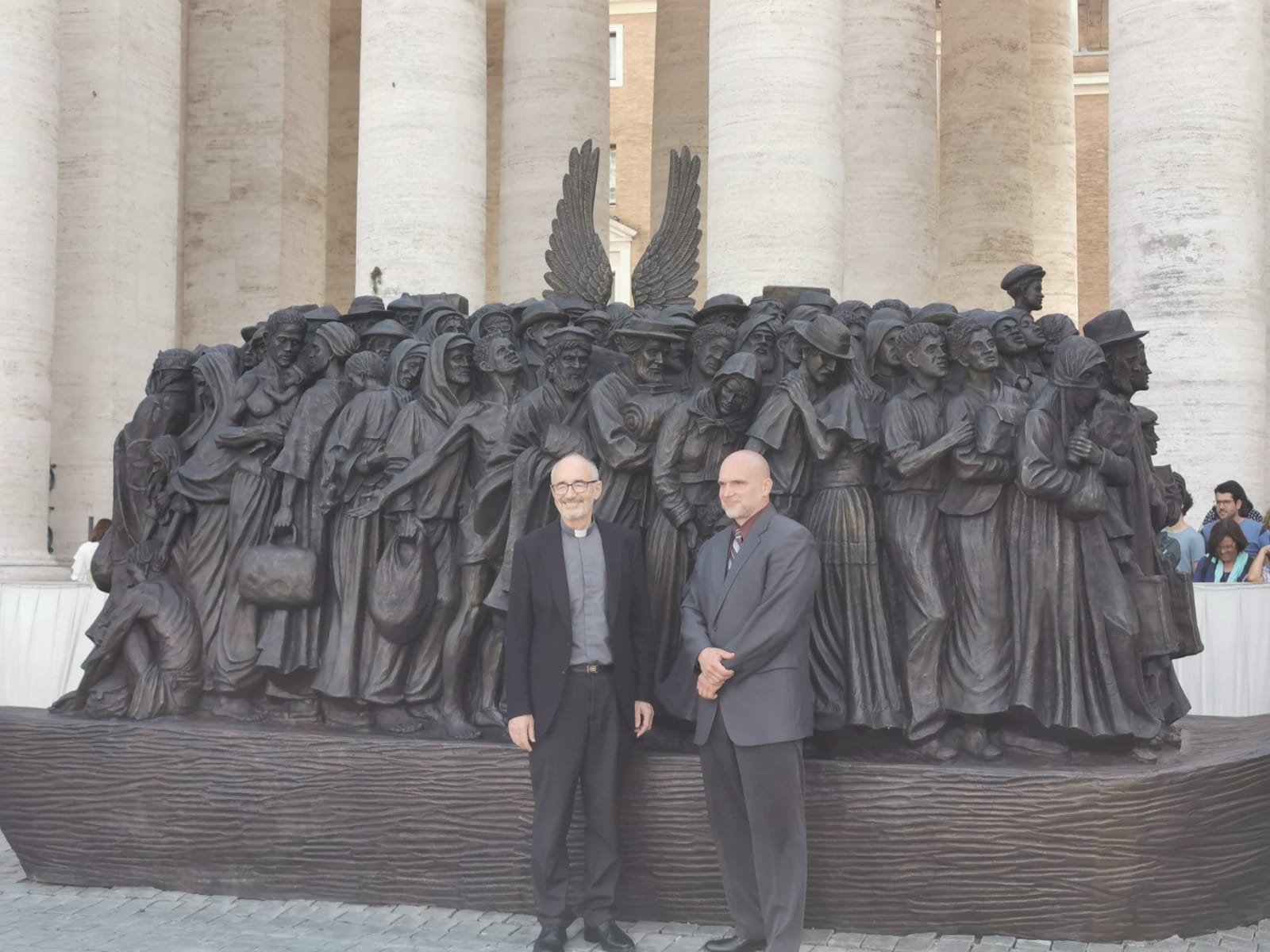 El cardenal Czerny y el autor de la escultura de la plaza de San Pedro