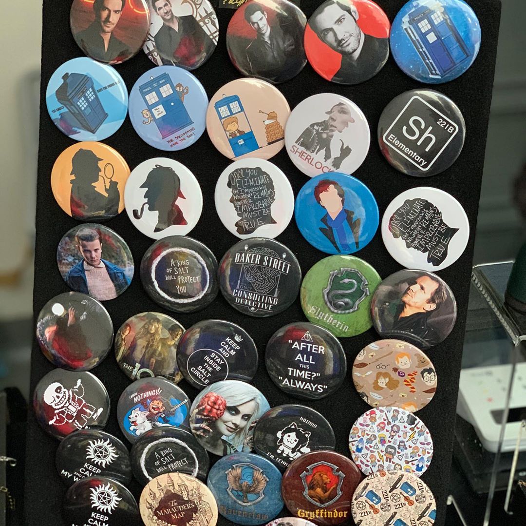 BenedictDailyPL's tweet photo. Trwa kryminalna niedziela
na polskim konwencie fanów Sherlocka Holmesa 
#SherlockonPL na Ursynowie

via @KlaudiuszOstrow
https://t.co/zewBqLCDKp https://t.co/eSnZgq5qjT