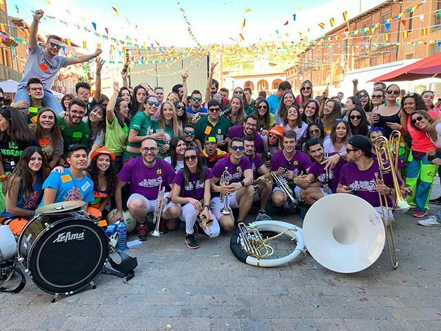 MUUUUUUUY BUENAS A TODOS NOTEROS Y NOTERAS DEL MUNDO VIRTUAAAL‼📱 Como va todo? Nosotros ya terminando poco a poco la temporada... Aunque aún nos queda cera y caña por dar😜 De hecho ayer estuvimos amenizando el vermú en Ayllón. Sois un pueblo cojonudo… ift.tt/2okamRd