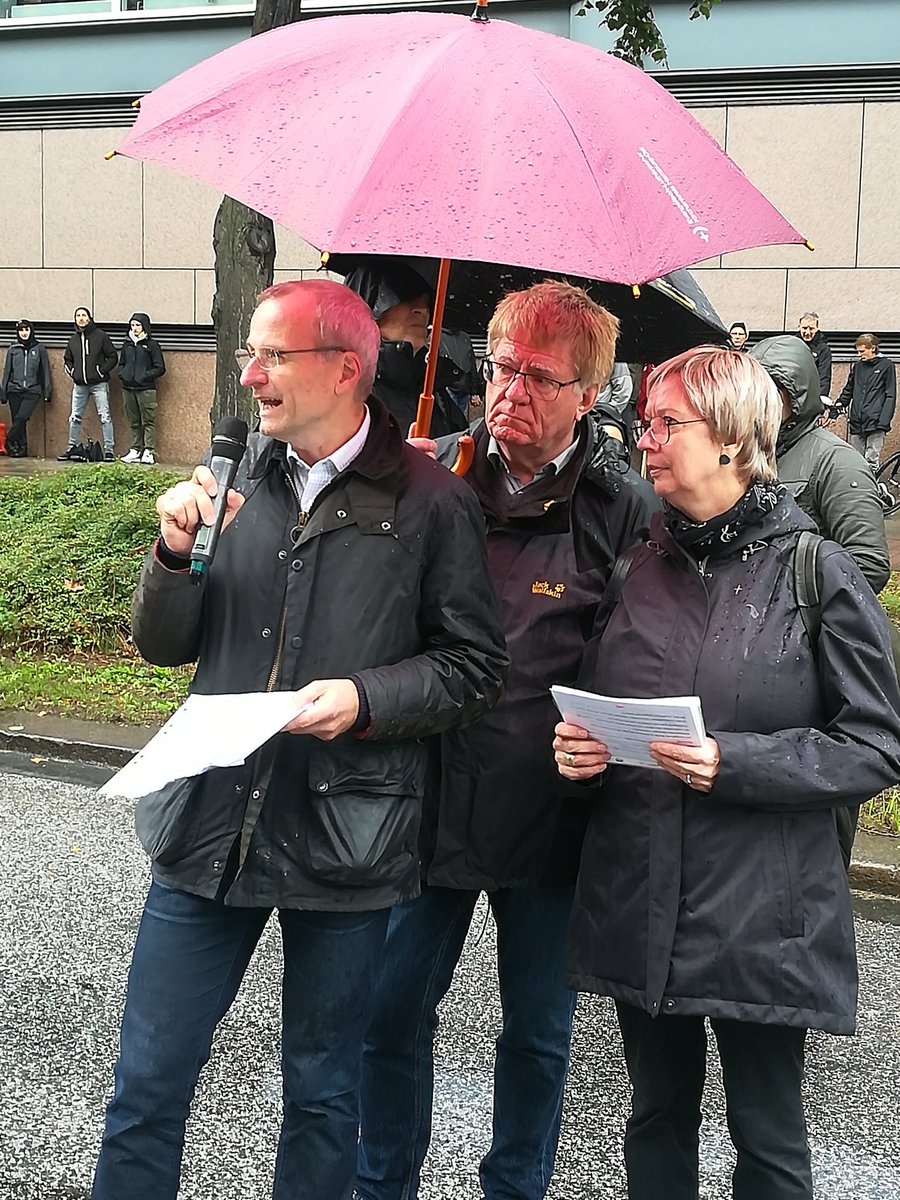 Klare kirchliche Position bei der Gegendemo des Hamburger Bündnisses gegen rechts heute in der Nähe des Michel. Redebeitrag von Propst Martin Vetter und Pröpstin Isa Lübbers. 
#unserkreuzhatkeinehaken
#keinenmillimeternachrechts 
#liebetutderseelegut