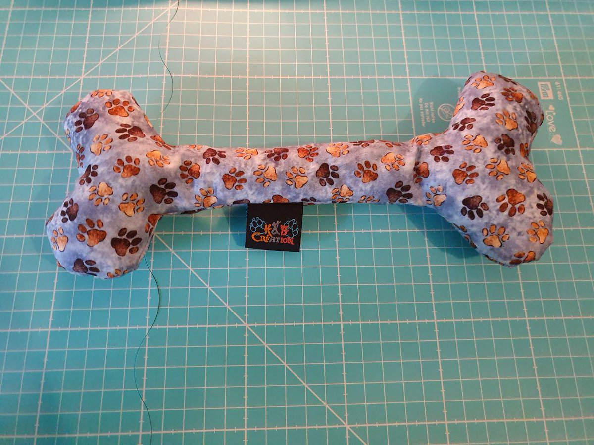 KandBcreation's tweet photo. Hello les fluffs! :3
Petite nouveauté dans nos créations ! 
Ce joli petit os accessoires fursuit 
#furswiss #furs #furry #furryfandom  #fursbandanas #fursaccessoires #fursuit #animals  #dogs #dogsbandanas #creationartisanal #humains #coutures https://t.co/klGlxF7YV0