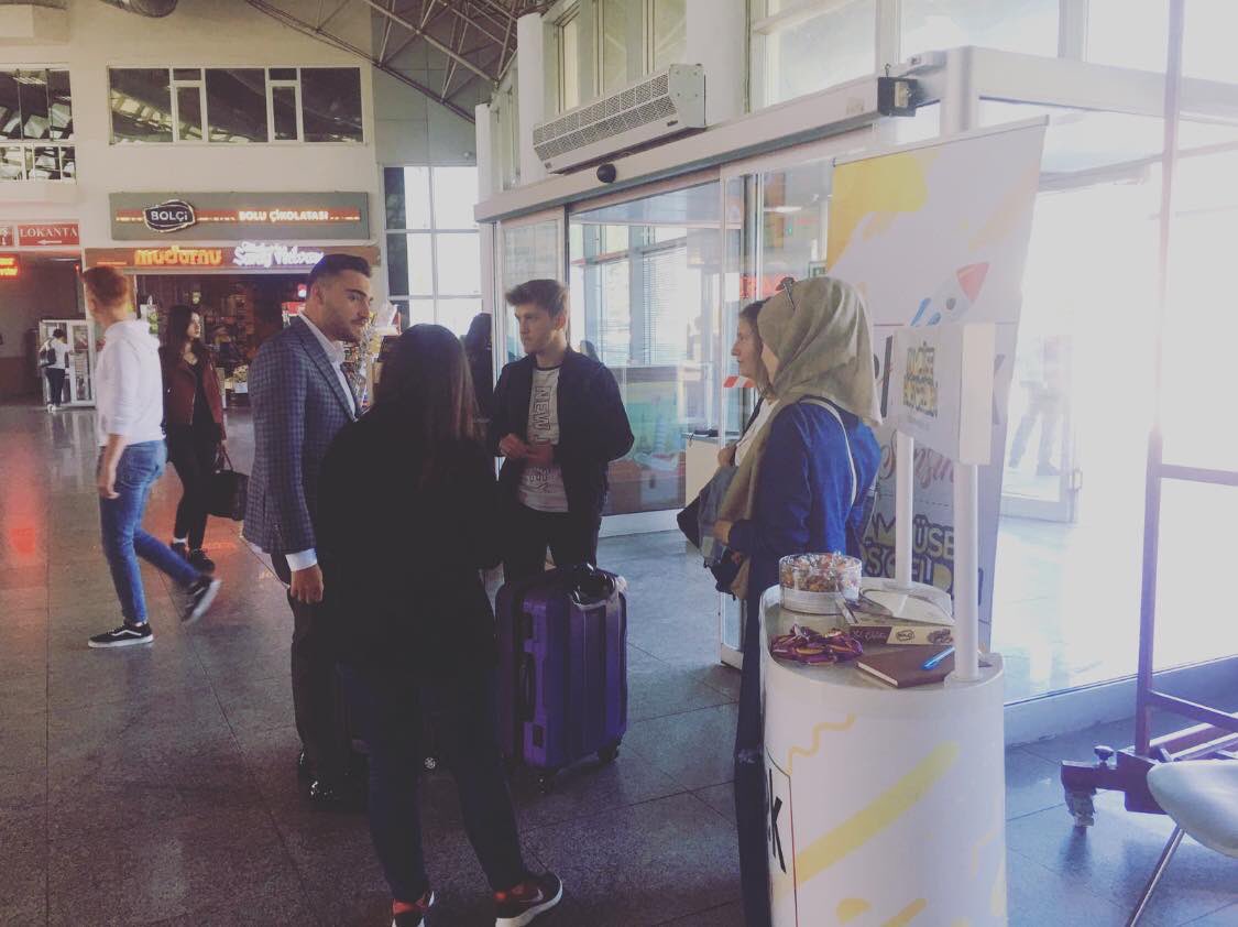boluakgenclik14's tweet photo. Ak Gençlik olarak durmadan çalışmalarımıza devam ediyor. Her sene olduğu gibi bu senede üniversiteli genç kardeşlerimizi Kampüse Hoşgeldin standımızı kurarak terminalde karşılıyoruz! 
#KampüseHoşgeldin #Baibü #Bolu #AİBÜ https://t.co/WZkIWAbY6w