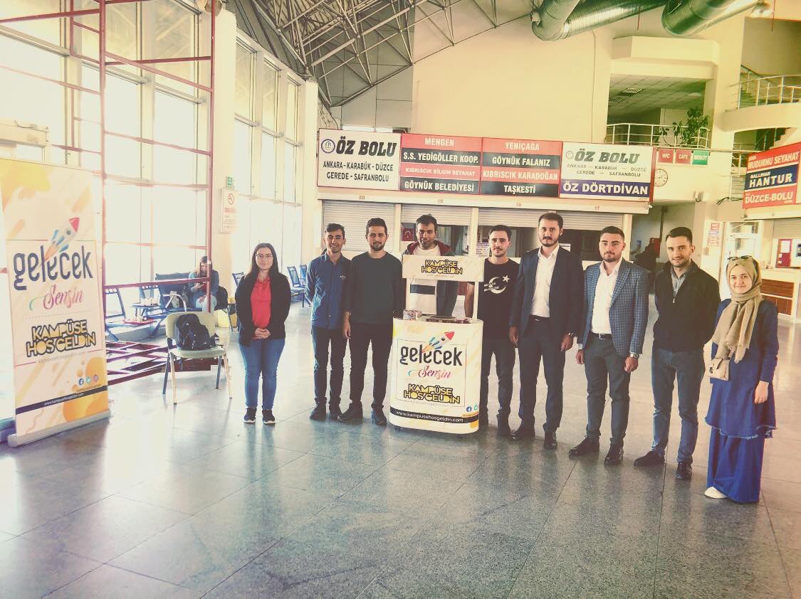 boluakgenclik14's tweet photo. Ak Gençlik olarak durmadan çalışmalarımıza devam ediyor. Her sene olduğu gibi bu senede üniversiteli genç kardeşlerimizi Kampüse Hoşgeldin standımızı kurarak terminalde karşılıyoruz! 
#KampüseHoşgeldin #Baibü #Bolu #AİBÜ https://t.co/WZkIWAbY6w