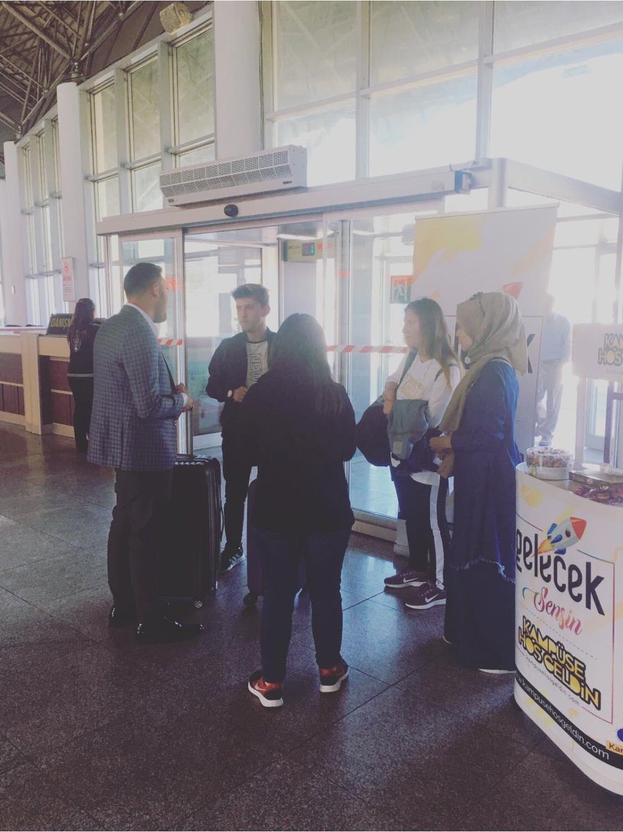 boluakgenclik14's tweet photo. Ak Gençlik olarak durmadan çalışmalarımıza devam ediyor. Her sene olduğu gibi bu senede üniversiteli genç kardeşlerimizi Kampüse Hoşgeldin standımızı kurarak terminalde karşılıyoruz! 
#KampüseHoşgeldin #Baibü #Bolu #AİBÜ https://t.co/WZkIWAbY6w