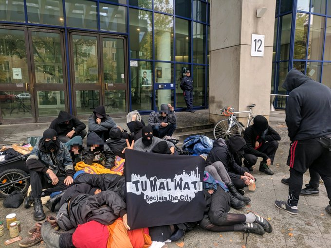 interkiezionale's tweet photo. aktuelle Situation am GeSa-Support #besetzen #tumalwat #b2909 #la54 ihr seht - einige brauchen Ablösung! https://t.co/w6RMauU5jX