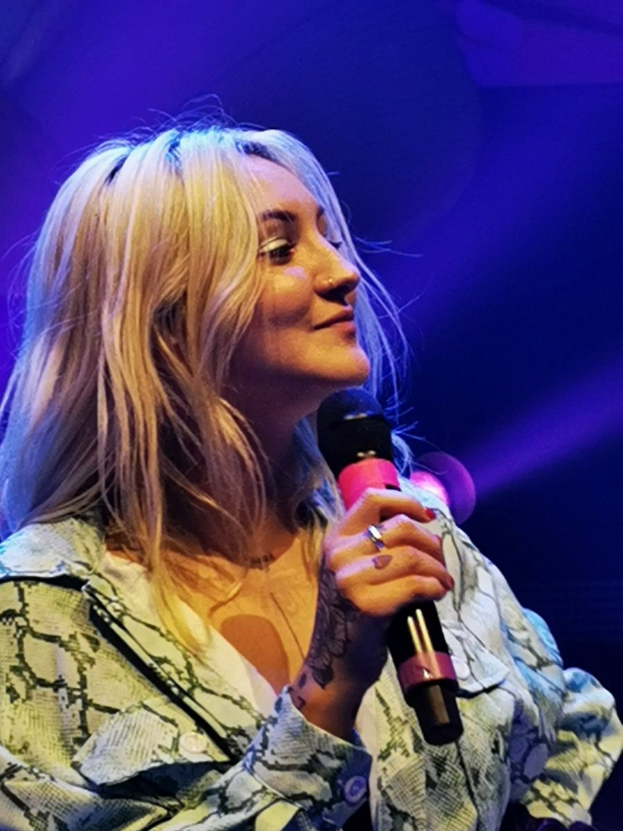 Baerbel75's tweet photo. @juliamichaels Thank you for the incredible concert. Meeting you was one of the most beautiful moments of my life and You are such a great and lovely person. It was a lot of fun to talk about our cats and about the sausage squad.Thank you for these great hours with great people💛 https://t.co/yqmOIrzssP