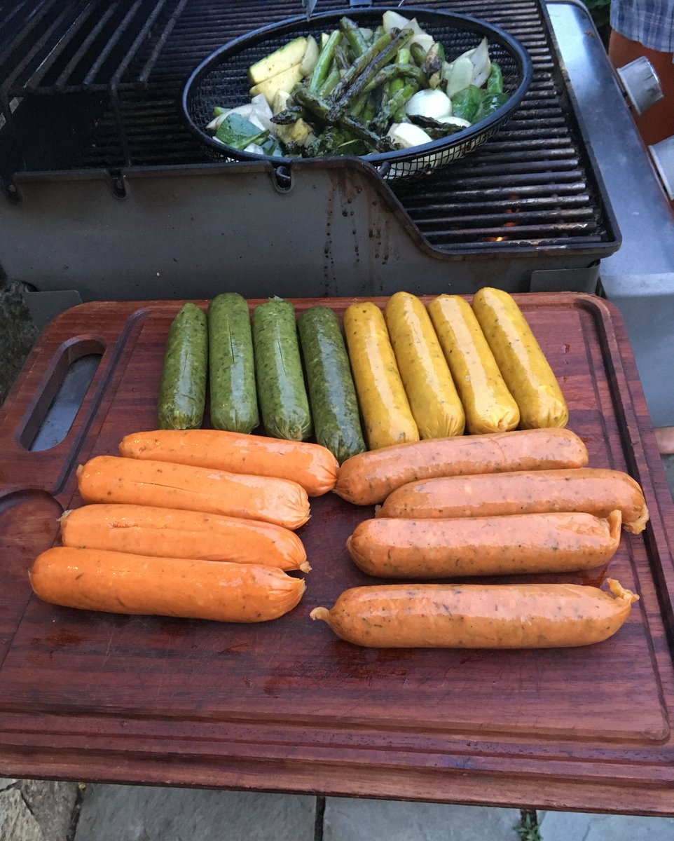 Odd Squader <a href="/kikobuff/">Kirsten Bourne</a> with the full lineup on the grill today, hbu? #misfitfoods