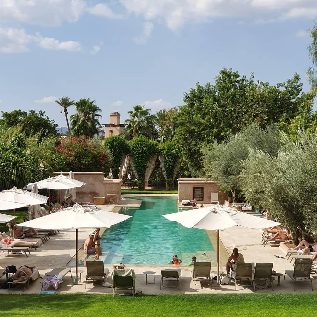 Family days at the pool, what else are Sunday's for? ☀️

Check out our offers on Family Suites here 📲 ow.ly/2bsh50ws8o1 
.
.
.
📸 :@gaulthierberger
.
.
.
#hotellesdeuxtours #marrakech #boutiquehotel #family #familytravel #hotelservice #firstclass #travelphotography