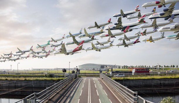 heisei_memorys's tweet photo. 同じ場所、同じ時間帯の飛行機を撮り続けて1枚にした写真 https://t.co/U6G4zewLW9