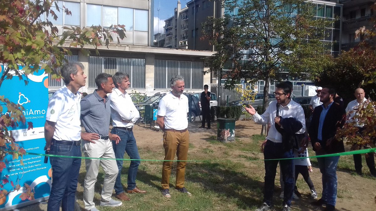 ClosetoMedia's tweet photo. Taglio del nastro! Milano ha una nuova area cani in piazzale #Accursio Grazie ad @Abitare_In #seMiniAmo @ComuneMI con l'ad di Abitare in Marco #Grillo anche l'assessore @PierMaran https://t.co/Pqx7DlMNBB