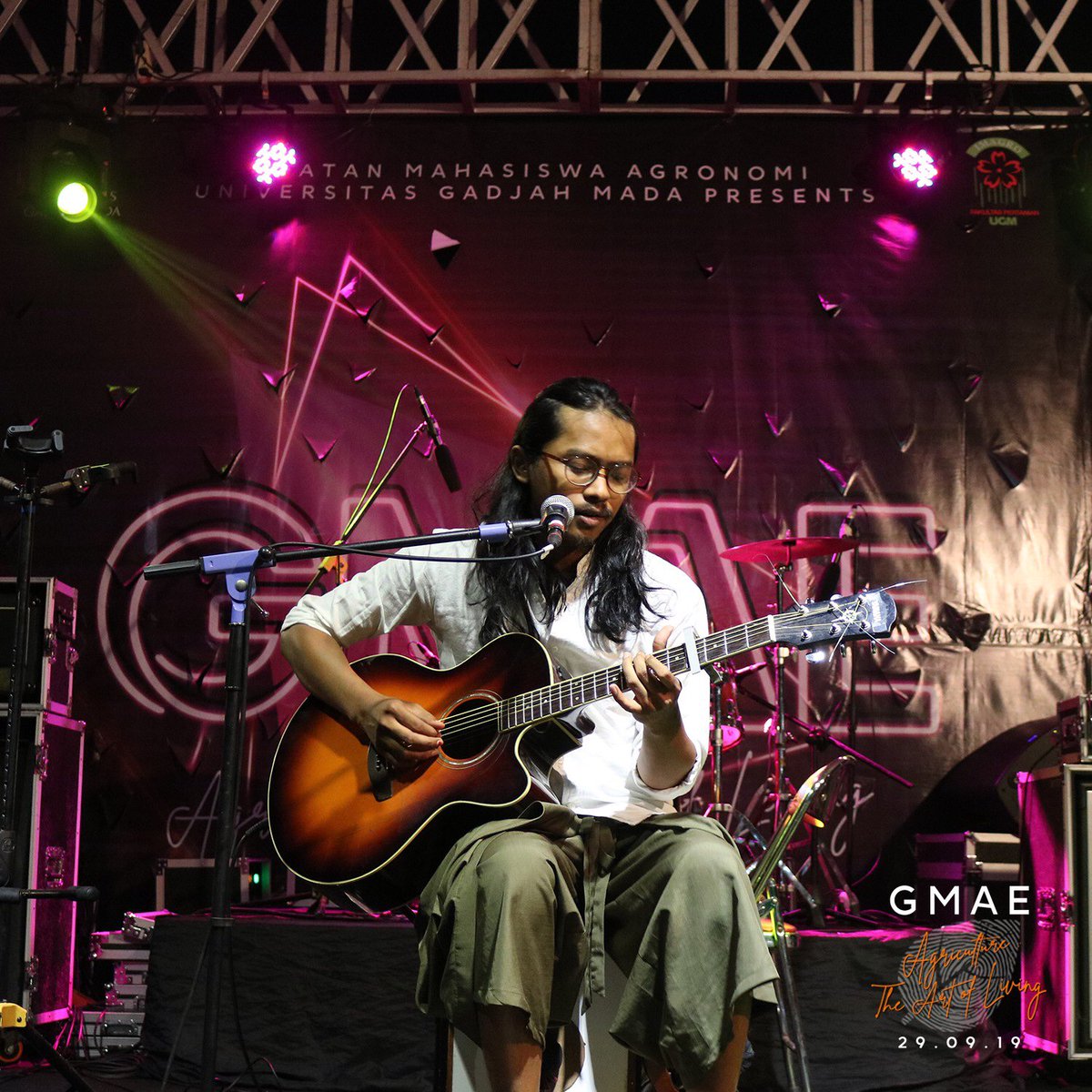 No one can do it quite like him. The energy, the sound, and the good vibes. 

Now performance: Umar Haen.