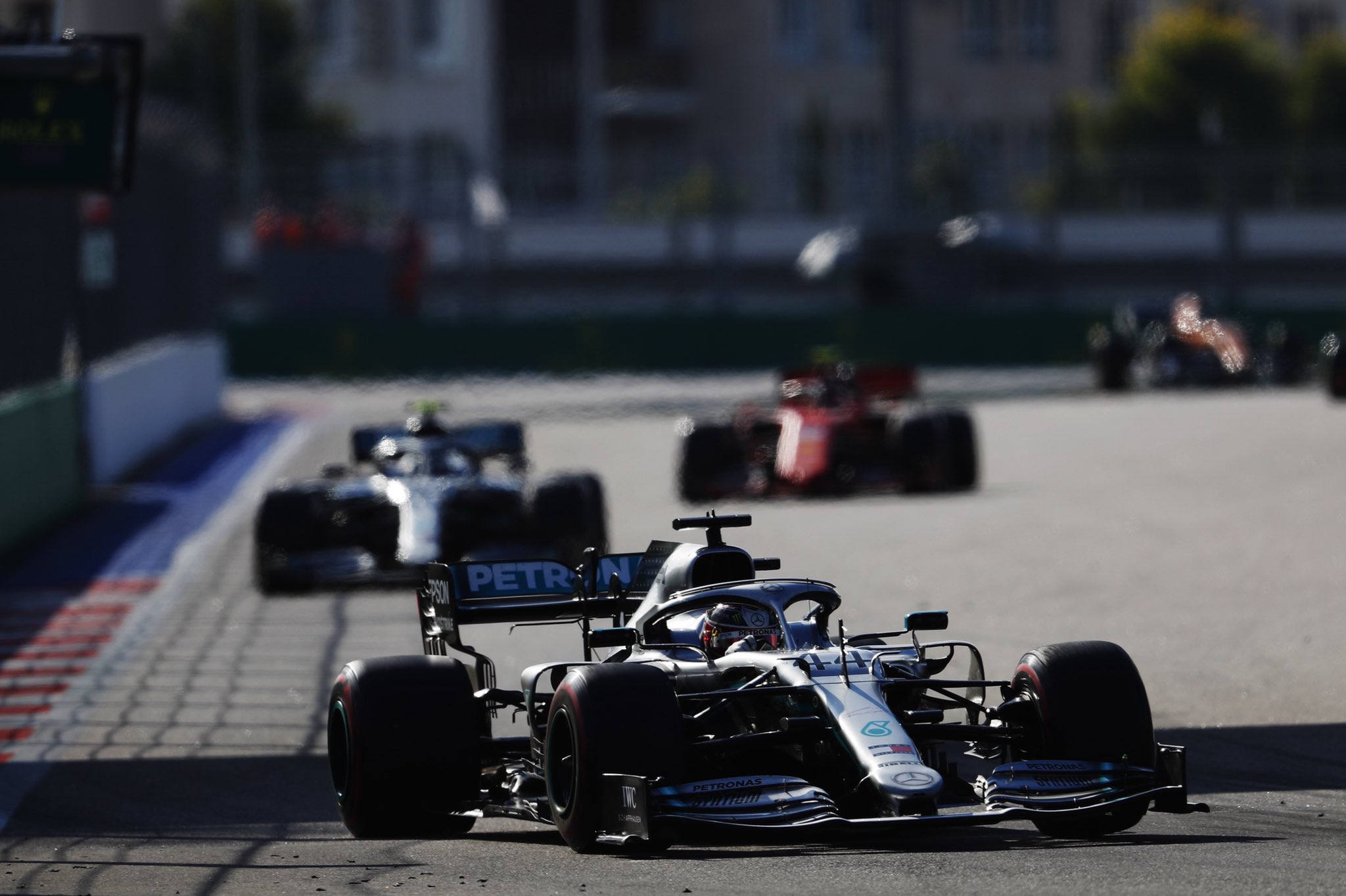 Lewis Hamilton megőrizte a Mercedes veretlenségét Szocsiban, a Ferrari önmagát győzte le