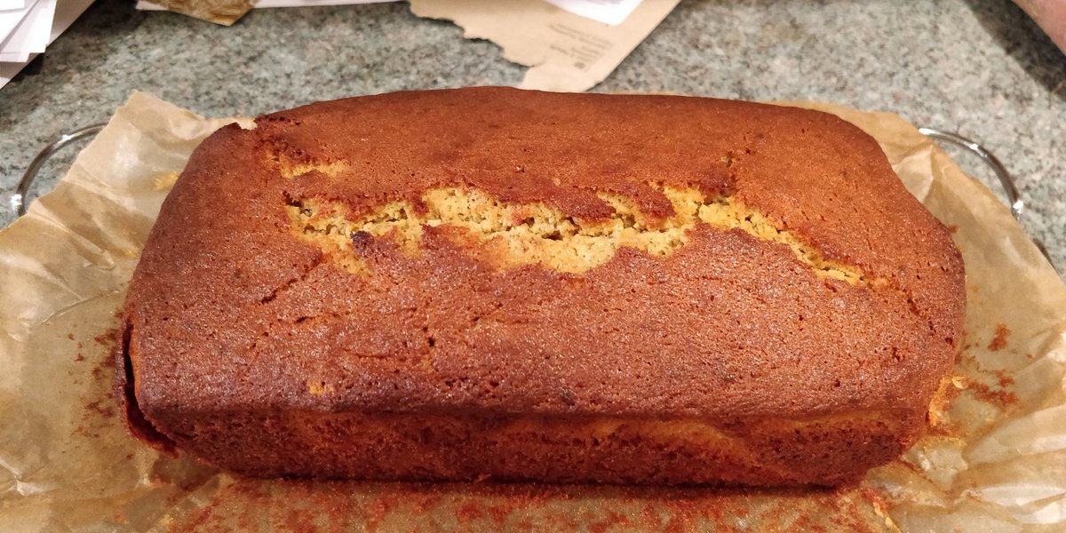 Yeoyeo86's tweet photo. Sunday morning banana bake. #watchoutbakeoff #bananaloaf https://t.co/KrWRfuYoCq