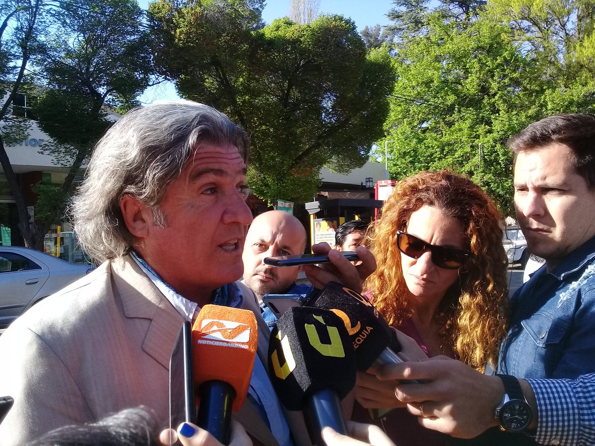 <a href="/JoseLuisRamonOk/">José Luis Ramón</a>  cand a gobernadot de Protectora ingresa a votar en el Colegio San Nicolas  en Chacras de Coria. "Los debates en la campaña fueron muy pobres"