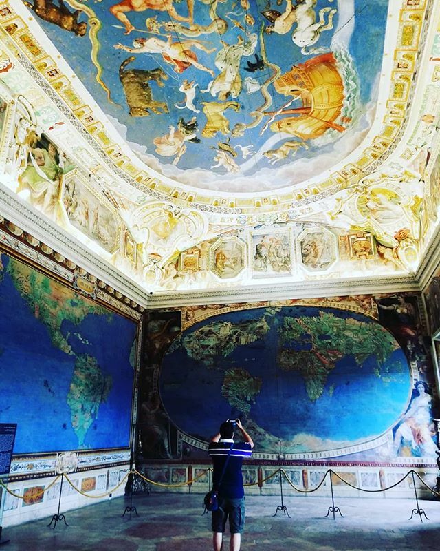 La magnificenza di Palazzo Farnese a Caprarola, nel Lazio. In particolare ci siamo innamorati degli affreschi nella sala degli esploratori 🗺️ #tuscia #lazio #italy ift.tt/2nHQS8B