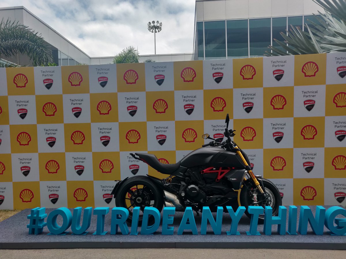 footloosedev's tweet photo. The first thing that caught the eye at the Shell Ducati Rider's Day.

@AndreaDovizioso @GarethFlood #ShellDucatiRidersDay#OutrideAnything #ShellAdvance https://t.co/woCo5C6RdU