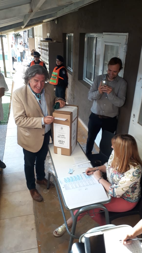 El candidato a Gobernador, José Luis Ramón, emitió su voto en el colegio San Nicolás. <a href="/JoseLuisRamonOk/">José Luis Ramón</a> #Elecciones2019 #Mendoza