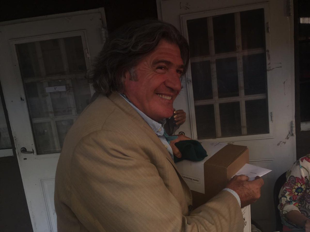 "Es un día bárbaro para venir a votar", dijo <a href="/JoseLuisRamonOk/">José Luis Ramón</a> al momento de emitir su sufragio.  #EleccionesMitre @horacioyacante
