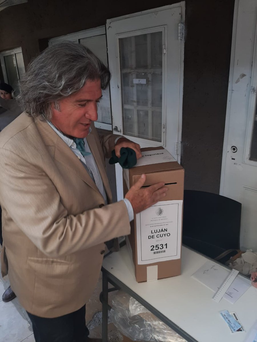 <a href="/JoseLuisRamonOk/">José Luis Ramón</a> habla <a href="/CNNRadioMendoza/">CNN Radio Mendoza</a> antes de emitir su voto en la Escuela San Nicolas.

#MendozaVota
.
#FM 91.7