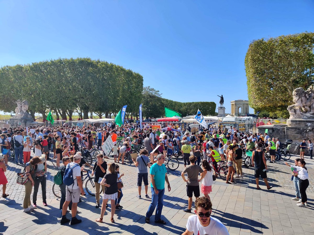 #MarchePourLeClimat Début du rassemblement au Peyrou #Montpellier