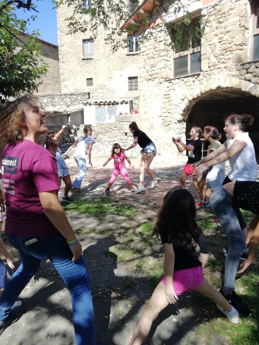 XerricsOlot's tweet photo. CAPÍTOL 5. Ens hem passat tot el matí jugant, per dinar hem fet macarrons i de postre síndria i meló. Papes us esperem a les 16h i us expliquem lo bé que ens ho hem passat!!! Fins ara!!!
#castells #coloniesxerriques #mainadaxerrica #adinar #acotxador #anxaneta #dosos #colonies https://t.co/nL7816aYVA